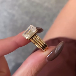 Bague de fiançailles pour femme avec diamant de laboratoire taille émeraude couleur F de 3,50 carats et bande à trois tours, certifiée IGI - Product Image 2