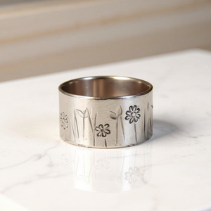 Bague en argent massif gravée de motifs floraux, design inspiré de la nature - Product Image 1