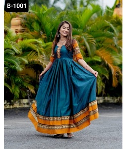 Vêtements traditionnels indiens style indien du sud Vichitra soie Anarkali longues robes unies avec grande taille disponible pour les vêtements de mariage - Product Image 3