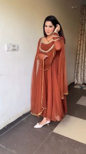 Nouvelle robe de créateur ornée d'un travail manuel complexe utilisant des perles et des perles Manches complètes Flair complet pour les occasions de fête - Product Image 4