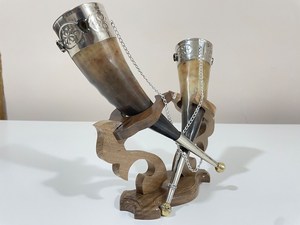 Vente en gros de mugs en corne, design artisanal, nouveau design, pour table, cuisine et bar à bière, avec support en bois - Product Image 2