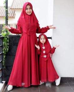 Abayas a juego de mamá y yo de alta calidad para ocasiones especiales Abayas de seda de lujo para madre e hija - Product Image 2