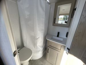 VERSATILE Remolque de Viaje Ligero Usado Forest River RVs Flagstaff E-Pro E19FBS de 20 pies, Modelo 2025, en Venta - Product Image 3