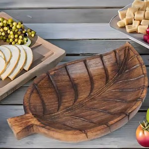 Tazón de madera con forma de hoja con acabado natural hecho a mano, ideal para servir ensaladas en la cocina y para decoración del hogar. - Product Image 4