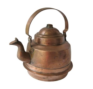 Bouilloire en cuivre vintage avec bec verseur gracieux et couvercle traditionnel idéal pour la photographie de cuisine - Product Image 5