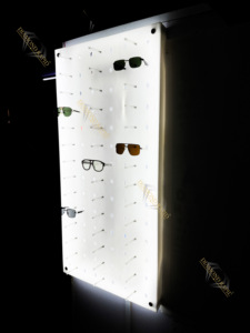 Elegante soporte de exhibición de gafas de sol de acrílico y madera montado en la pared con luz LED y vidrio giratorio para publicidad minorista - Product Image 4