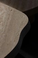 Tables basses gigognes en travertin moderne avec un design incurvé organique, construction artisanale durable pour des espaces de vie élégants
