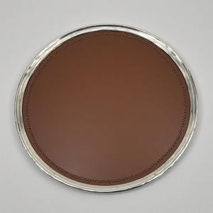 Bandeja PremiumLeather con acabado liso y base duradera, perfecta para comidas sofisticadas y uso de hospitalidad de lujo contemporáneo - Product Image 1