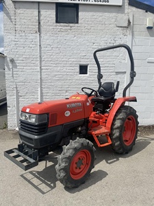 Tractor de ruedas usado Kubota L3200 Compact 4WD con componente de motor central - Product Image 2
