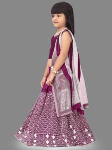 Conjunto de Lehenga Largo hasta el Suelo con Bordado y Top Corto sin Mangas para Niñas de Shoryam Fashion |   Traje de Invitado para Fiesta de Boda India para Niños - Product Image 2