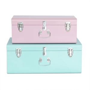 Coffre de rangement en métal rose et bleu clair, métallique avec accessoires de serrure argentés - Product Image 3