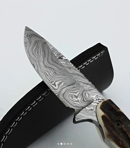 Couteau de skinner en acier damas Full Tang fait à la main avec manche en corne de taureau et gaine en cuir supporté par l'OEM - Product Image 3