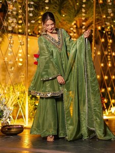 Elegante Conjunto de Salwar Kameez de Seda Tradicional Moderno con Bordado Indio, Sharara, Gharara, Kurti, Tela Chinon, Verde, Ropa Étnica para Fiesta - Product Image 2