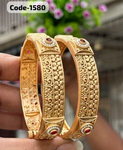 Hermosos brazaletes de metal Rajwadi con piedras rojas y verdes tradicionales, ideales para funciones de boda, moda étnica y celebraciones - Product Image 3