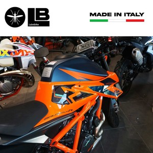 Adesivi 3D per protezione laterale del serbatoio compatibili con KTM 1290 Super Duke R 2020-2022 - Product Image 2