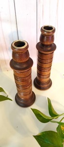 Bougeoirs empilés en bois Vintage avec anneaux en laiton, ensemble de deux - Product Image 2