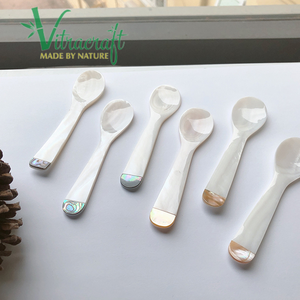 Cuchara de nácar blanca combinada con diferentes conchas Cuchara de Caviar Premium Crea una cuchara de Caviar muy delicada Tamaño 10cm - Product Image 1