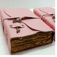 Carnet vintage en cuir rose à couverture rigide avec bordure déchiquetée, fermeture à clé, cadeau artisanal personnalisé, 80 feuilles