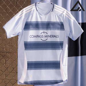 Ropa Deportiva 2025-2026, Camisetas de Fútbol OEM Personalizadas de Fábrica al por Mayor para Adultos, Manga Corta, Tallas Grandes, Estampadas con Técnicas de Ako - Product Image 1