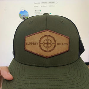 OEM ODM Gorra de camionero con logotipo de cuero de 6 paneles de moda con espalda de malla para deportes al aire libre Gorras gorra de camionero de cuero hecha en Vietnam - Product Image 4