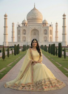 Robe Anarkali de haute qualité pour femmes, robe de mariée et de soirée de luxe, robe Anarkali avec broderie à la main, disponible à la vente - Product Image 4