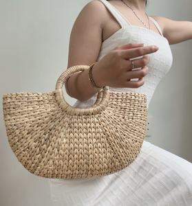 Bolsa de jacinto de agua natural hecha a mano con flores Diseño regular elegante Transporte de dos correas Uso ecológico en la playa al aire libre - Product Image 1