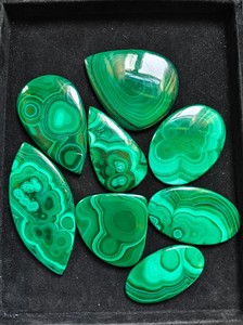 พลอยมาลาไคต์สีเขียวธรรมชาติ 100% ทำด้วยมือ รูปทรงหลวมและทรงหลังเบี้ย ขนาดตามสั่ง สำหรับทำเครื่องประดับ จำนวนมาก - Product Image 2