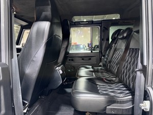 SUPER OFERTA: LA-ND RO-V-ER DE-FEN-DER 110 KAHN 1995 CON KIT DE CARROCERÍA ANCHA, MOTOR V8 PERSONALIZADO, TRANSMISIÓN AUTOMÁTICA Y ASIENTOS DE CUERO - Product Image 5