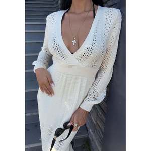 Vestido de punto transpirable con cuello pronunciado 2856 con cintura natural - Product Image 1