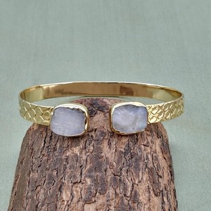 Pulsera ajustable de piedra lunar natural sin cortar, chapada en oro de 18 quilates, con textura martillada, brazalete abierto frontal - Product Image 5