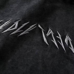 เสื้อฮู้ดผู้ชายขายดีปี 2024 ปักลายพรีเมียม เนื้อผ้าหนานุ่ม อุ่นสบาย 100% ผ้าฝ้ายฟลีซ ระบายอากาศได้ดี ทรงไหล่ตก - Product Image 3