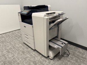 Copiadora a Color Xerox AltaLink C8145 con Finalizador de Folletos / Solo 34k Metros - Product Image 3