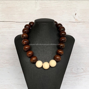 Collier de perles de résine en bois écologique polyvalent de qualité supérieure Bijoux de mode pour femmes de style classique - Product Image 4