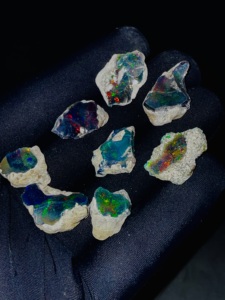 Ópalo Negro Natural en Bruto con Forma Elegante y Efecto de Juego de Color/Fuego para la Fabricación de Joyas, Venta al por Mayor desde Rajasthan - Product Image 2