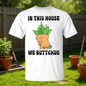 Camiseta promocional de jardinería con la frase "In This House We Buttchug Gardening" - Product Image 3