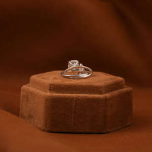 Bague de fiançailles en or massif 18KT avec triangle et diamant carré de laboratoire taillé sur coussin Bague de fiançailles élégante de luxe classique - Product Image 4