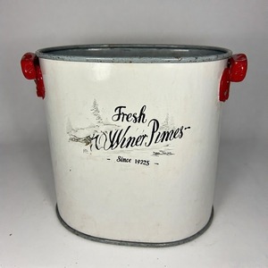 Maceta navideña Holly Jingle con acabado de metal rústico, perfecta para mostrar piñas de hoja perenne y detalles de jardín de vacaciones - Product Image 1