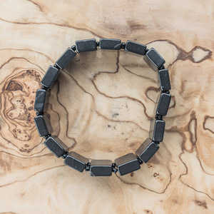 Bracelet en shungite avec 16 perles plates polies de 0,67*0,39*0,2 po (17*10*5 mm) avec perles noires sur élastique, taille 16-17 - Product Image 4