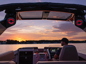 2025 Luxe Diamant Électrique Sport Yacht Double Console Aviron Mini Ponton <span class=keywords><strong>Bateau</strong></span> avec Arc Top <span class=keywords><strong>Promenade</strong></span> Chaise Longue Pourtant Élégant - Product Image 3