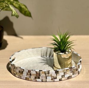 Bandeja Artesanal de Madreperla con Patrones Únicos y Brillantes, Ideal para Agregar Belleza Sofisticada a Cualquier Espacio Interior - Product Image 1