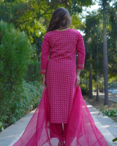 ชุดสูทผ้าฝ้ายพิมพ์ลายทอง Mira Fuchsia Radiance พร้อมผ้าคลุมไหล่ผ้าออร์แกนซ่า ราคาสุดคุ้ม - Product Image 4