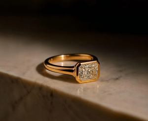 แหวนหมั้นเพชรทรงเรเดียนท์คัท 3 เม็ด ประดับเพชรทรงลูกแพร์ด้านข้าง ได้รับการรับรองจาก IGI ทองคำแท้ 14K - Product Image 3