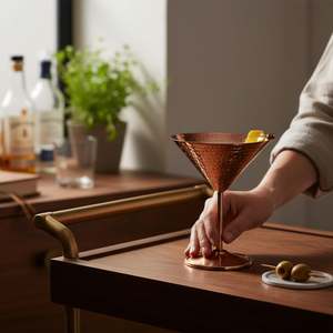 Copa de Martini de Cobre Forjada a Mano con Diseño Floral Moderno, Vaso para Bebidas con Logotipo Personalizado para Servir Cócteles en Fiestas, Material Cerámico - Product Image 1