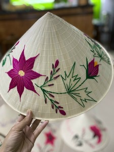 Chapeau conique en feuilles de palmier en bambou tissé à la main Vietnam Parfait pour les voyages en plein air Protection solaire culturelle - Product Image 3