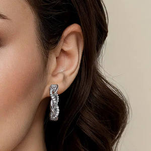 Orecchini a Cerchio Huitan con Cristalli CZ Scintillanti, Design a Spirale in Tono Argento, Eleganti e Raffinati - Product Image 3