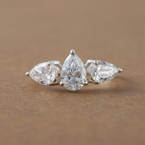 Anillo de compromiso de diamante de corte de pera cultivado en laboratorio, de 18 quilates oro macizo, lujoso Ajuste de 3 piedras, certificado IGI, anillos finos para mujer - Product Image 1