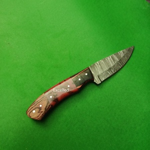 Couteau de chasse en acier damas personnalisé fait à la main, couteau de survie EDC, manche en bois et résine Pakka, couteaux japonais - Product Image 3