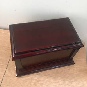 Venta caliente Urna de cremación de madera para cenizas Diseño simple y elegante Estilo de EE. UU. En stock Ventas al por mayor de Vietnam - Product Image 4