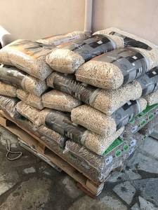 Granulés de bois en briquettes EN Plus A1, combustible pour système de chauffage, 4500 Kcal/kg, livraison à domicile disponible - Product Image 1