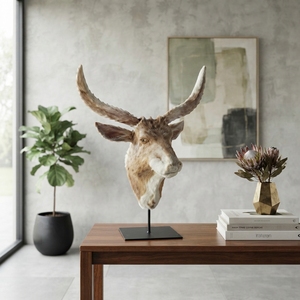Sculpture artisanale en bois de buffle, crâne de taureau sculpté en teck rustique, avec base en métal, pour décoration de table. - Product Image 4